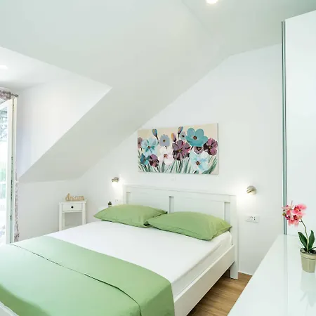 & Papa Guest house